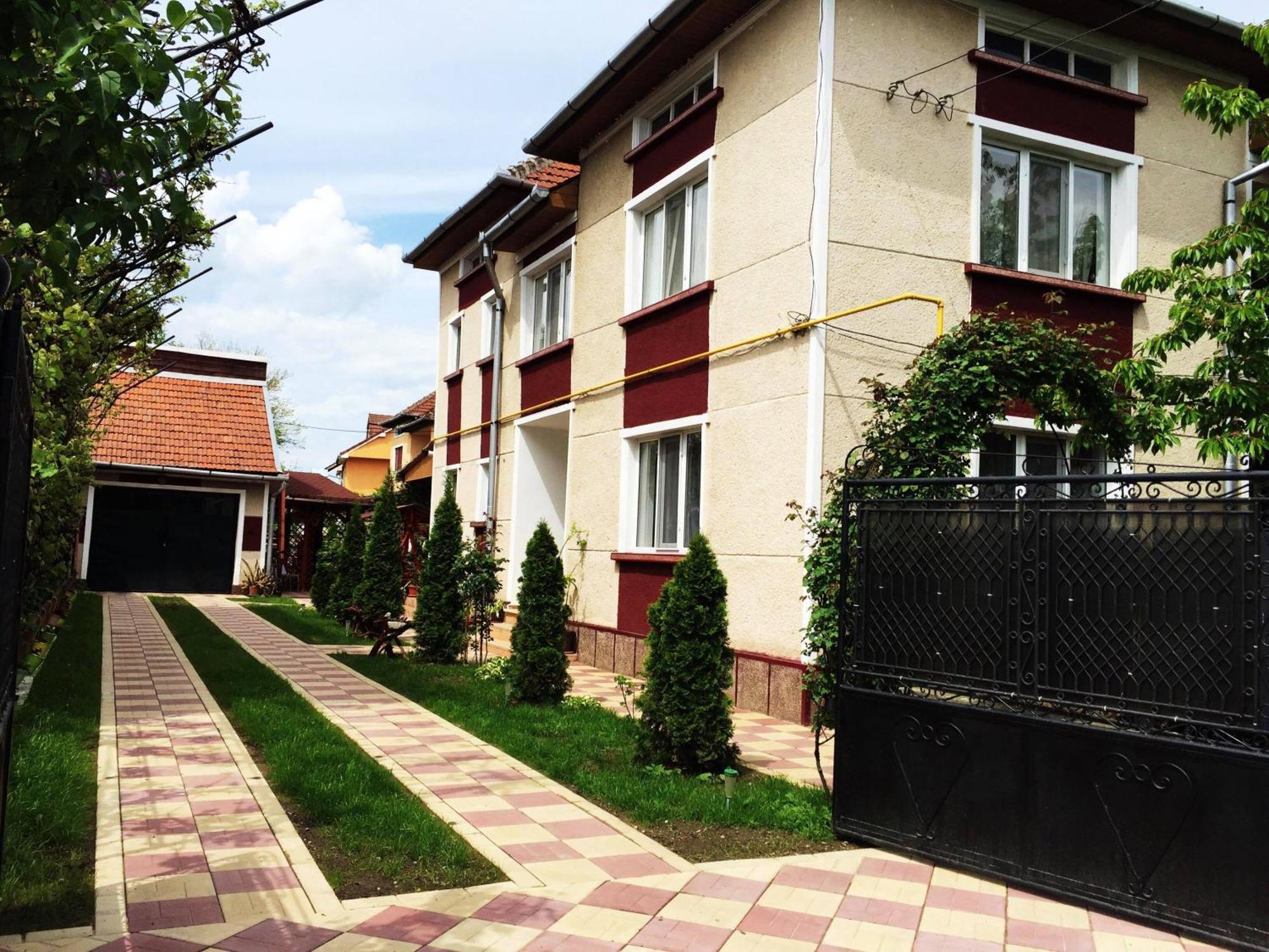 Отель Casa Mary Хацег Экстерьер фото