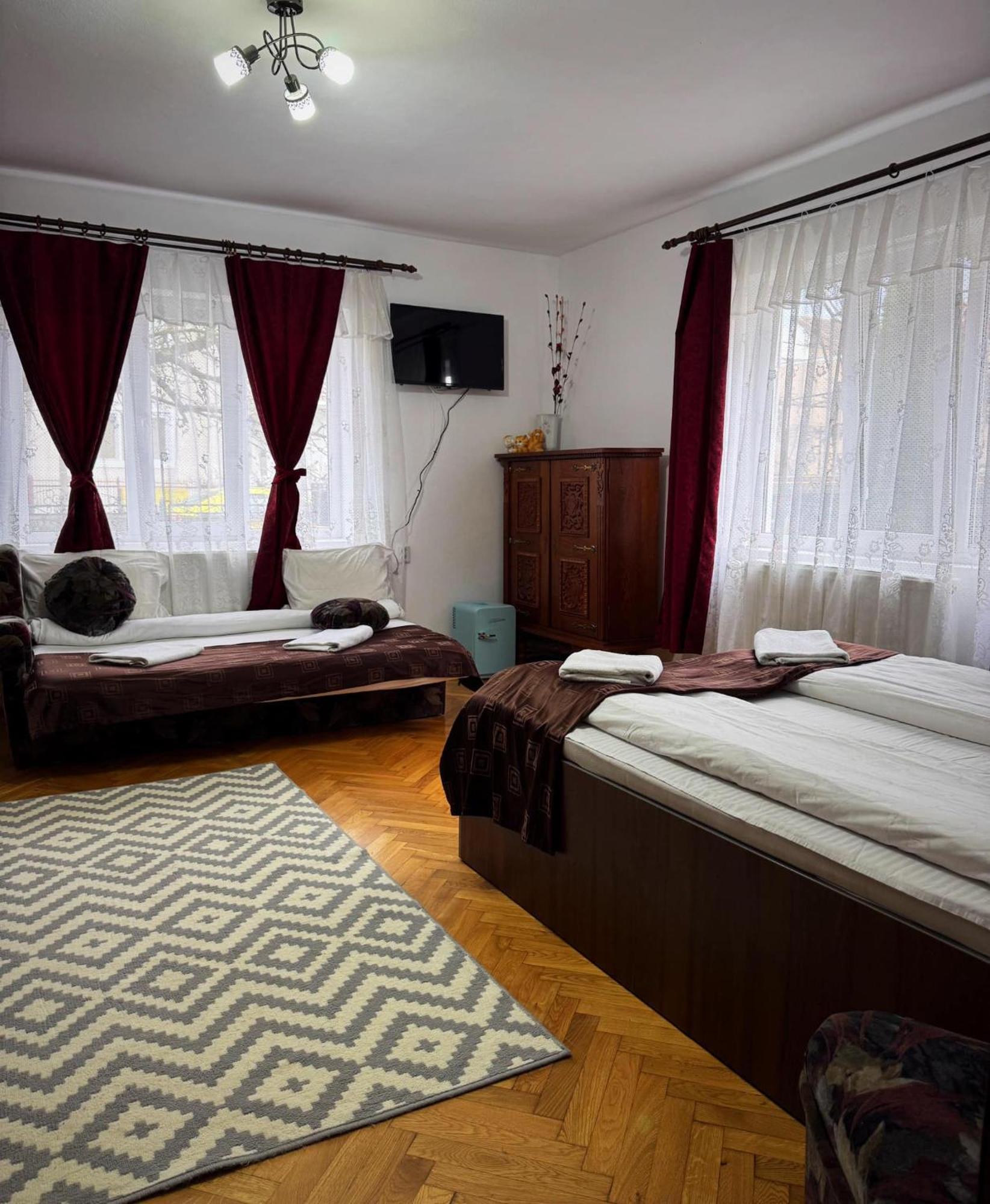 Отель Casa Mary Хацег Экстерьер фото