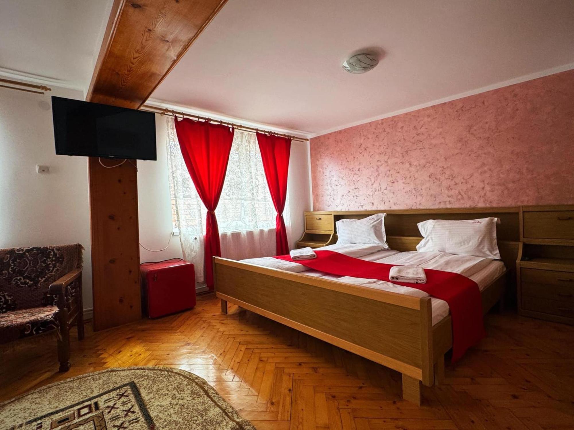 Отель Casa Mary Хацег Экстерьер фото