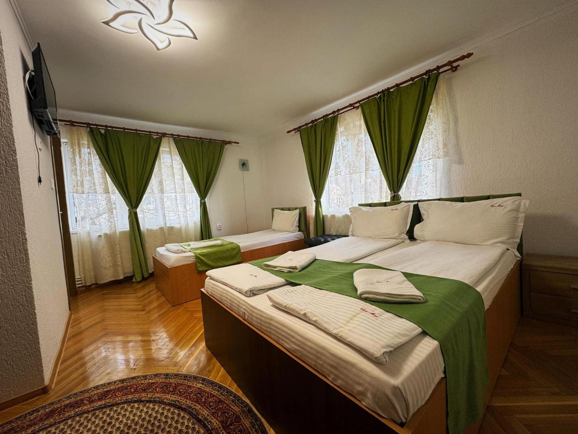 Отель Casa Mary Хацег Экстерьер фото
